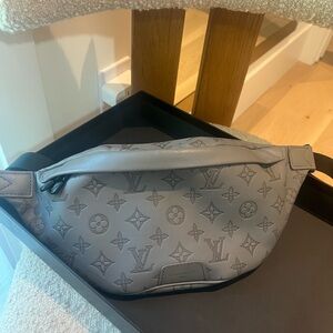 SOLD authentic Louis Vuitton Discovery Bumbag Monogram Shadow Leather PM